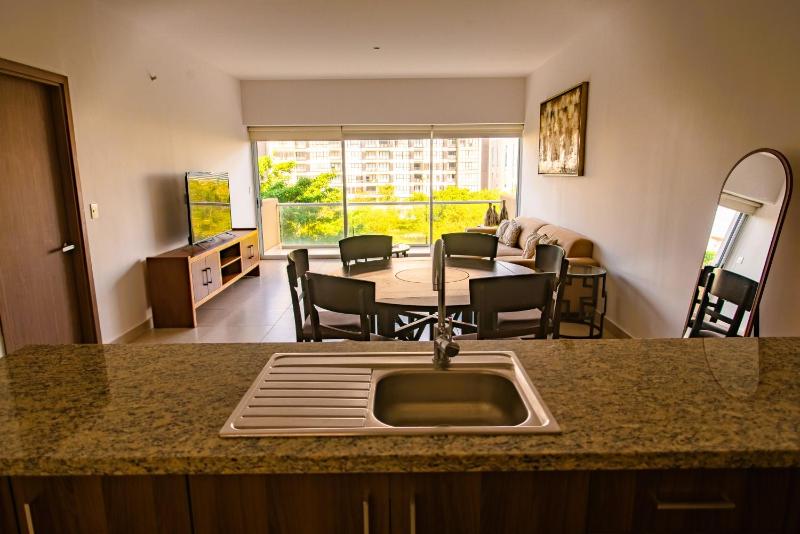 Spacious 3 bedroom Condo by the US Consulate and The Harbor - image 9
