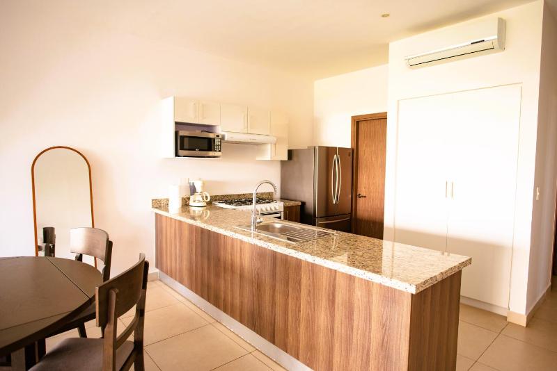 Spacious 3 bedroom Condo by the US Consulate and The Harbor - image 2
