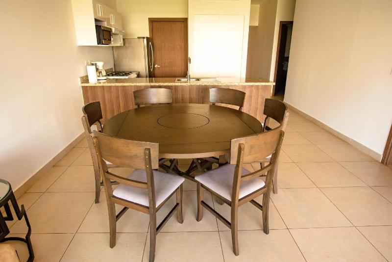 Spacious 3 bedroom Condo by the US Consulate and The Harbor - image 15