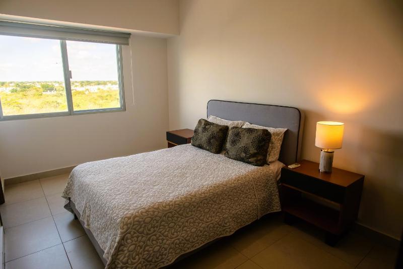 Spacious 3 bedroom Condo by the US Consulate and The Harbor - image 14