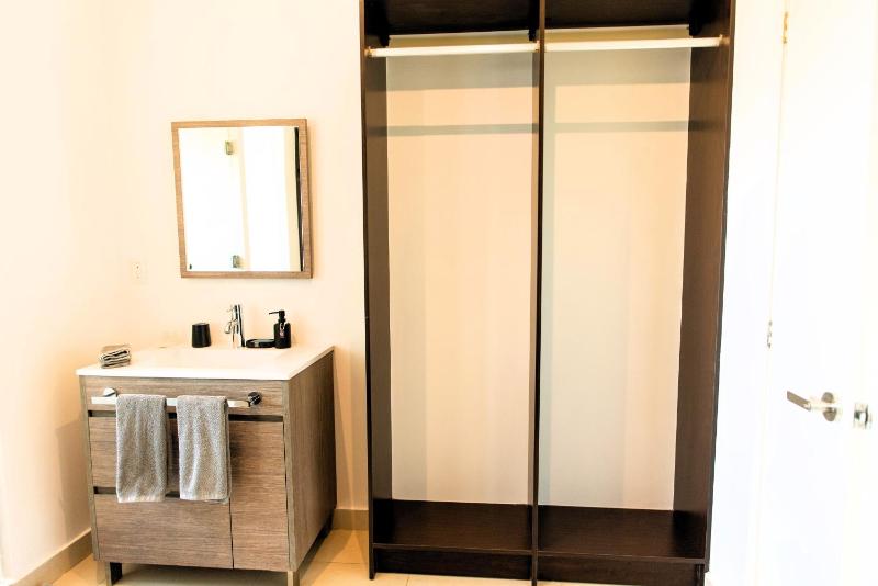 Spacious 3 bedroom Condo by the US Consulate and The Harbor - image 11