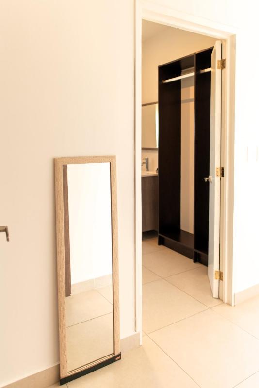 Spacious 3 bedroom Condo by the US Consulate and The Harbor - image 10