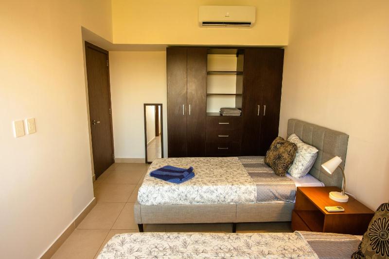 Spacious 3 bedroom Condo by the US Consulate and The Harbor - image 16