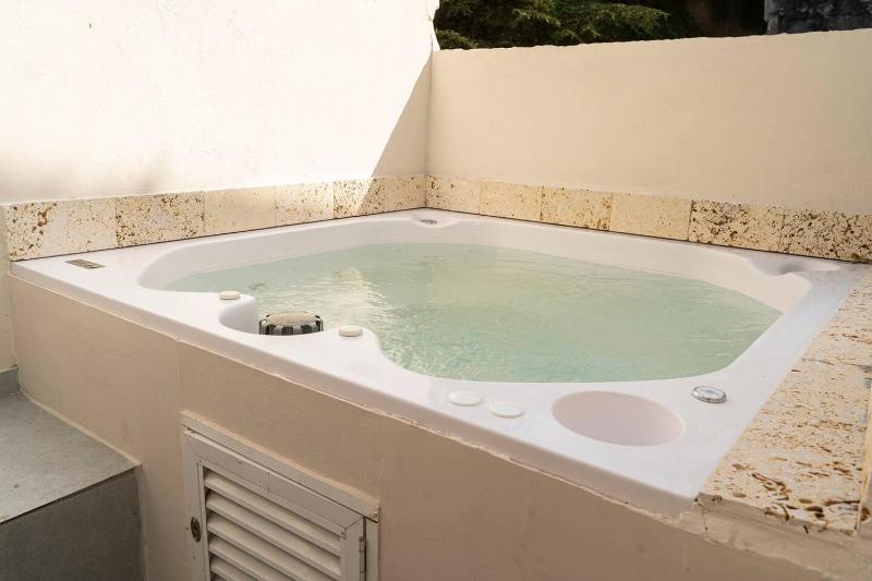 Apto Moneda 5 Colonial Charm Jacuzzi in the Heart of Cartagena - image 14