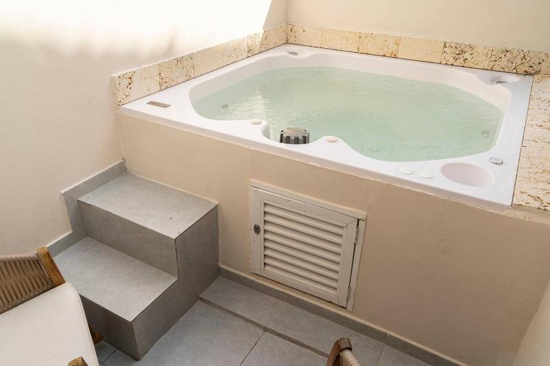 Apto Moneda 5 Colonial Charm Jacuzzi in the Heart of Cartagena - image 9
