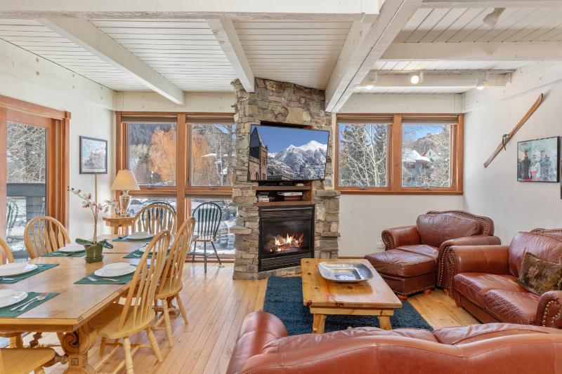 Town Trail Retreat Patio Lift 7 Hot Tubs 3Br 2Ba Sleeps 8 - image 1