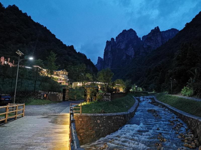 Floating Peaks Retreat-English Services-Near the Zhangjiajie National Forest Perk - image 4