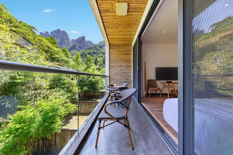 Floating Peaks Retreat-English Services-Near the Zhangjiajie National Forest Perk - image 15
