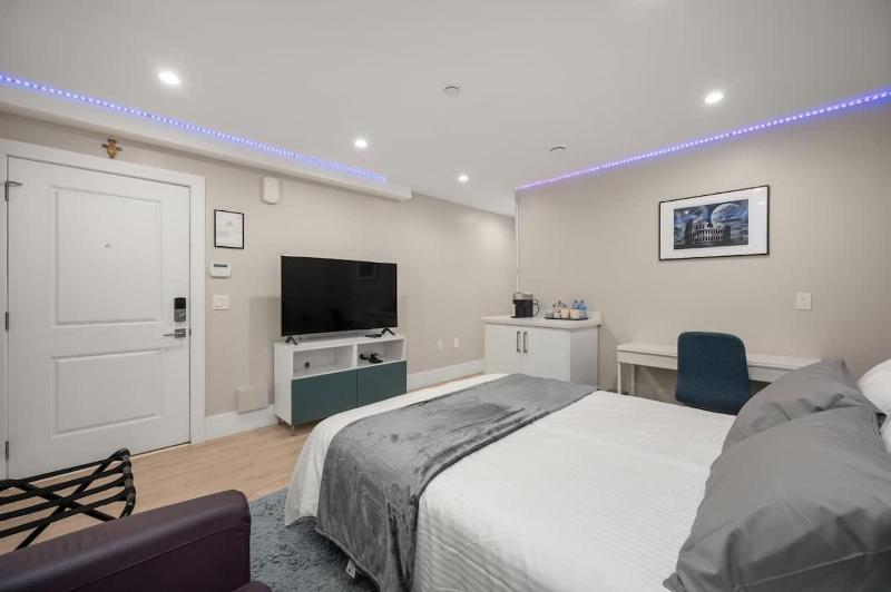 Modern 1 Bed Suite Easy Transit to Downtown and YVR - image 2