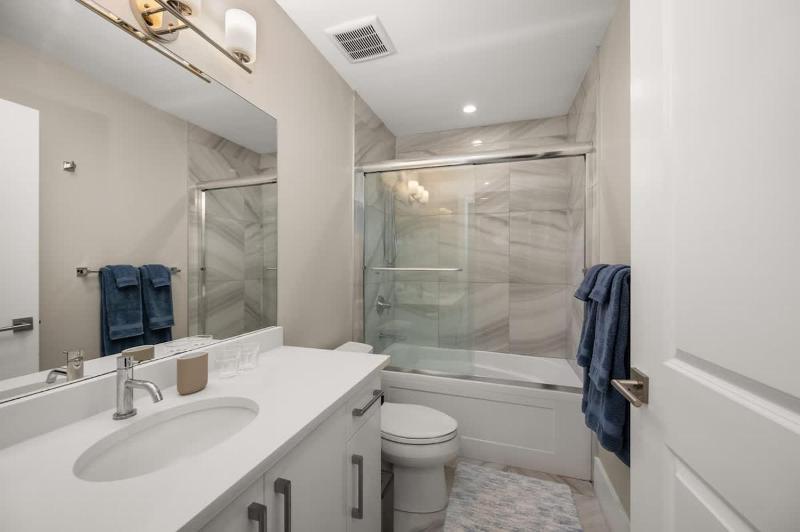Modern 1 Bed Suite Easy Transit to Downtown and YVR - image 8