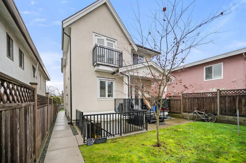 Modern 1 Bed Suite Easy Transit to Downtown and YVR - image 9