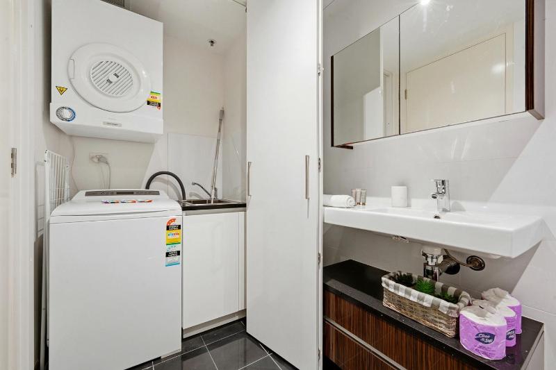 Manhattan CBD Stay Resort-Style Prime Location - image 8