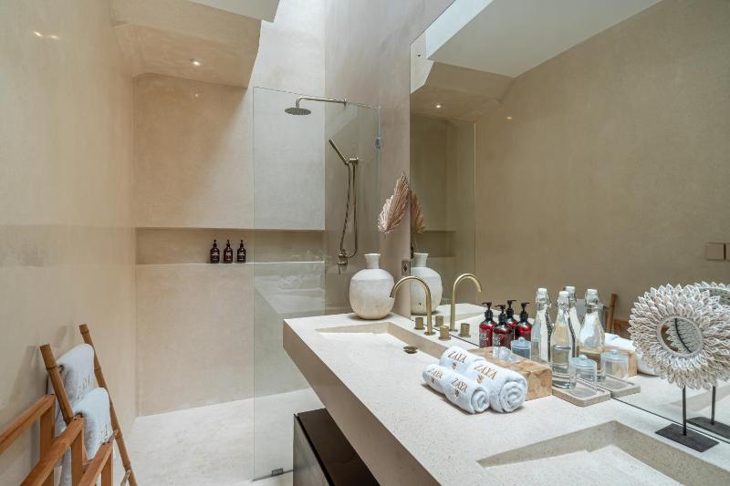 Zaya - Modern 2BR Villa with Rooftop Tub & Ocean Views - image 5