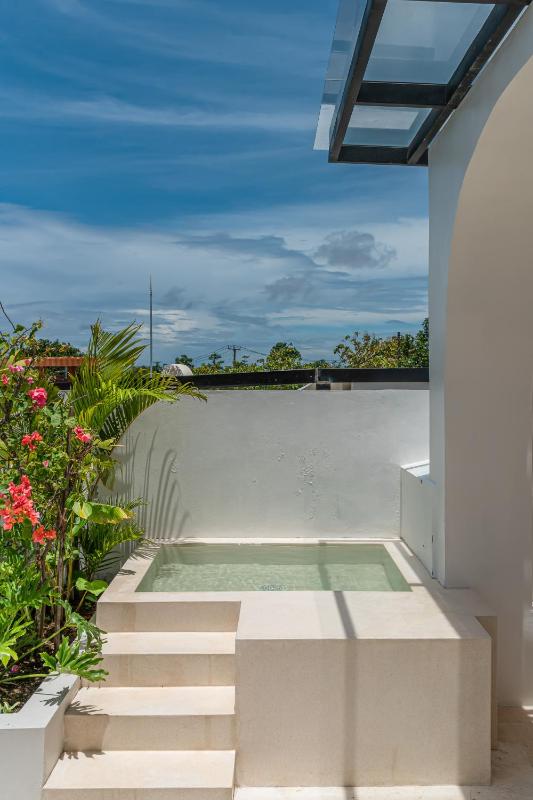 Zaya - Modern 2BR Villa with Rooftop Tub & Ocean Views - image 7
