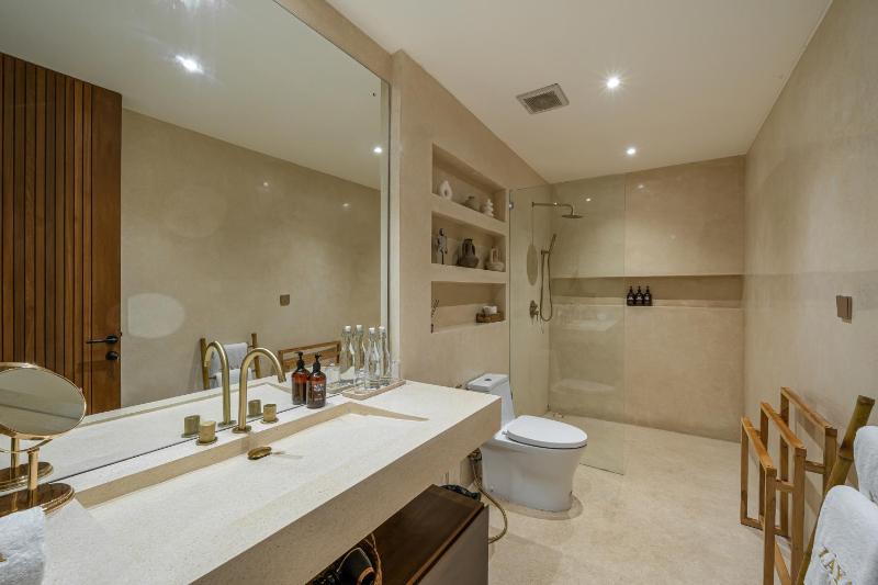 Zaya - Modern 2BR Villa with Rooftop Tub & Ocean Views - image 8