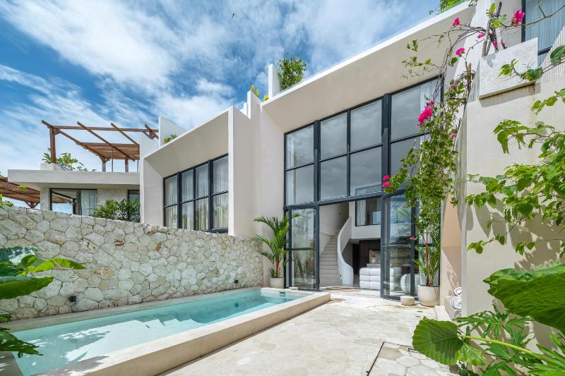 Zaya - Modern 2BR Villa with Rooftop Tub & Ocean Views - image 16