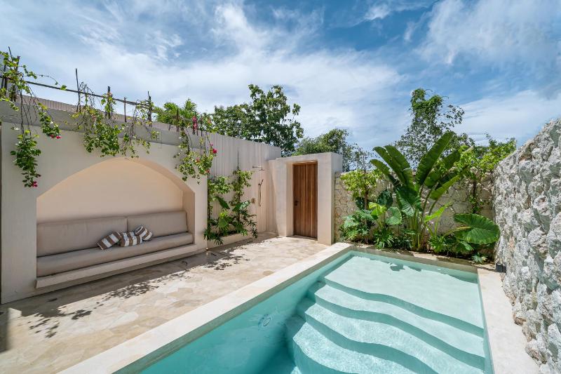 Zaya - Modern 2BR Villa with Rooftop Tub & Ocean Views - image 15