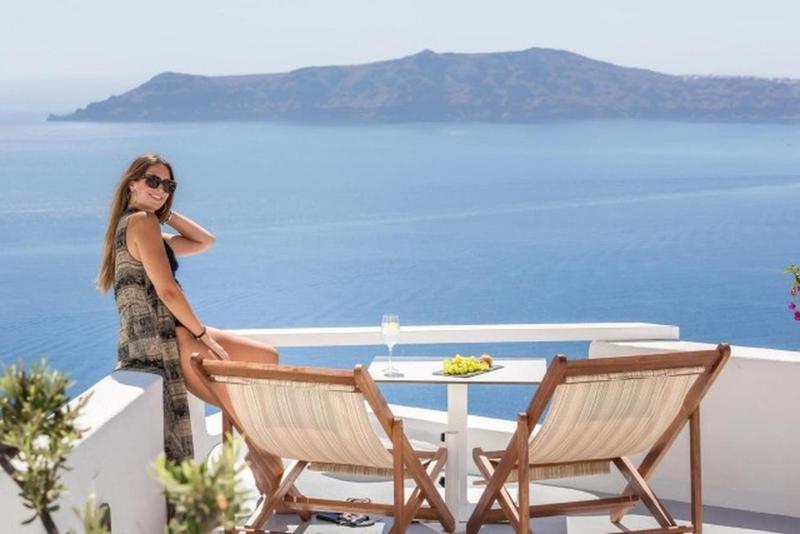 Sun Rocks Boutique Hotel - Caldera View Suites & Sunset Dining Experience - image 2