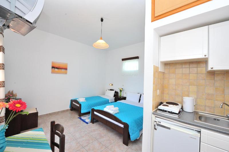 Standard Triple Room with Sea View image 4