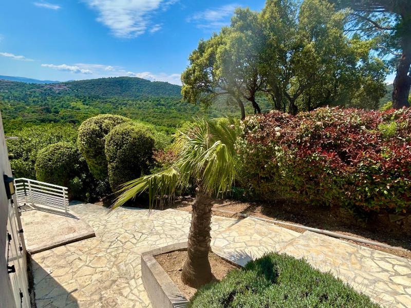 GRICARD Villa T5 avec piscine vue panoramique sur les collines de Grimaud et aperçu mer - image 23
