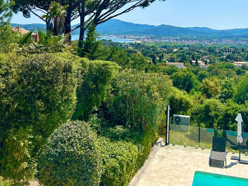 GRICARD Villa T5 avec piscine vue panoramique sur les collines de Grimaud et aperçu mer - image 22
