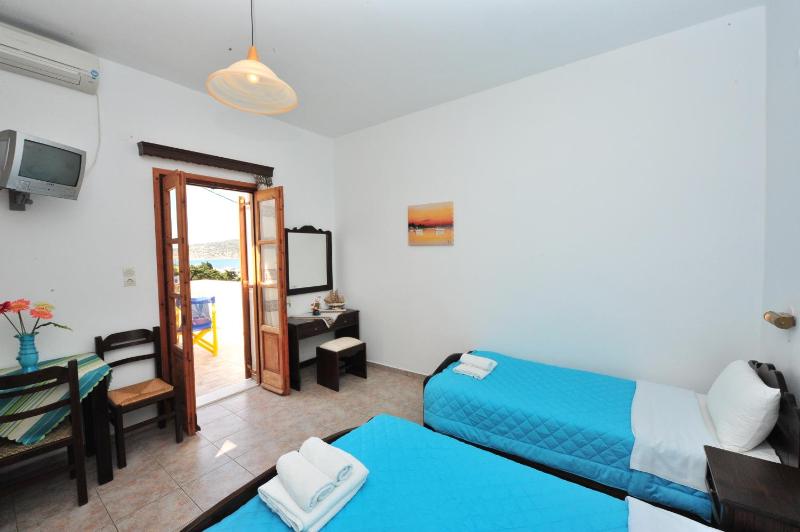 Standard Triple Room with Sea View image 3