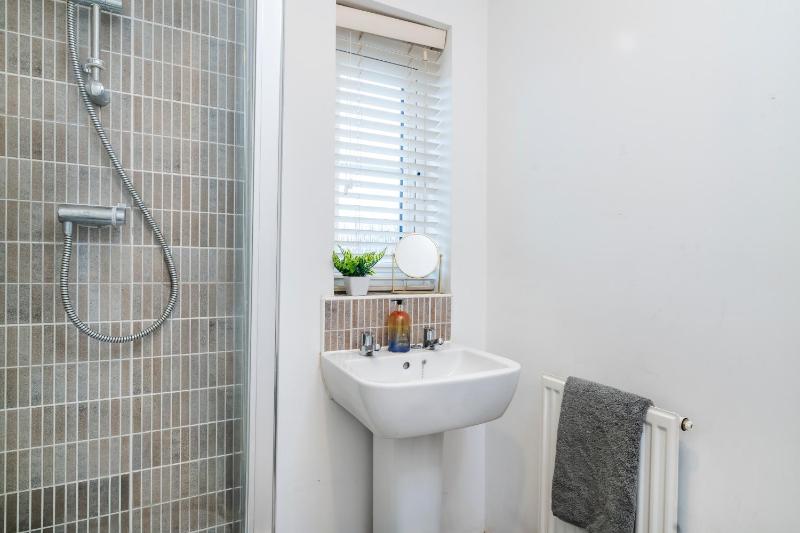 3 Bedroom Parking Sleeps 5 - image 9