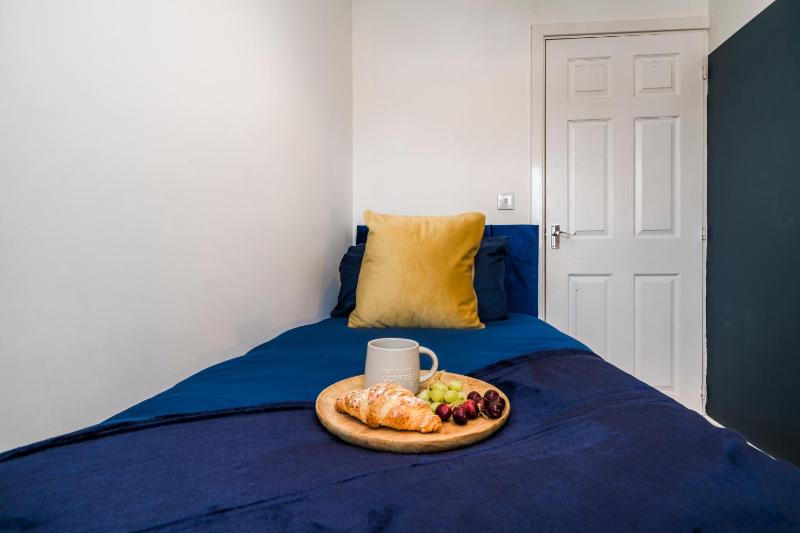 3 Bedroom Parking Sleeps 5 - image 37