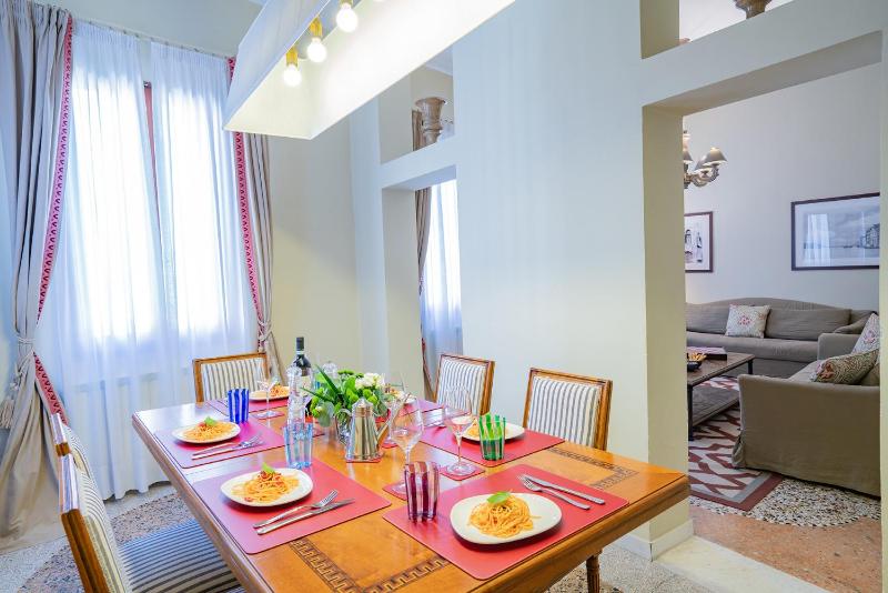 Canaletto Apartment with Canal View in Dorsoduro - image 9