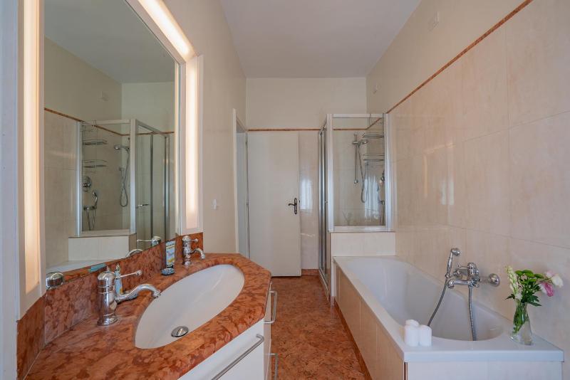 Canaletto Apartment with Canal View in Dorsoduro - image 3