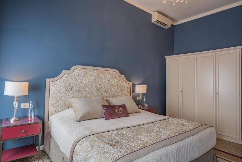 Canaletto Apartment with Canal View in Dorsoduro - image 7