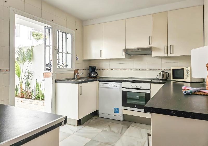 3 Bed Townhouse with roof terrace 100m to beach - image 10