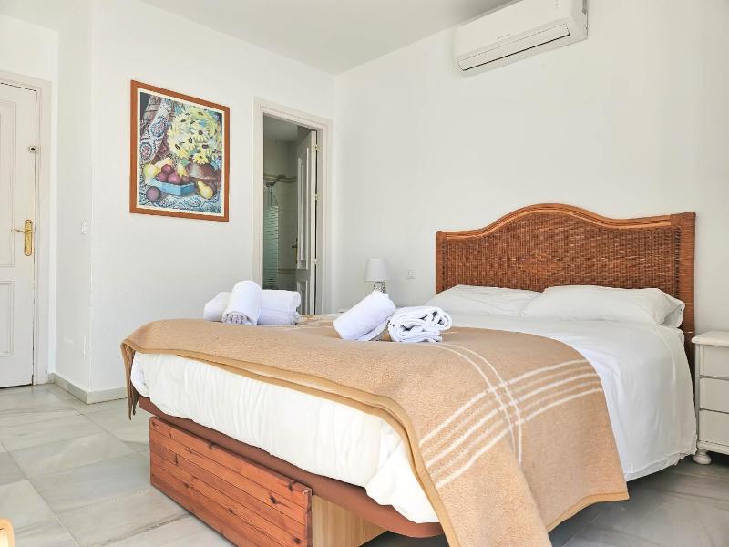 3 Bed Townhouse with roof terrace 100m to beach - image 4