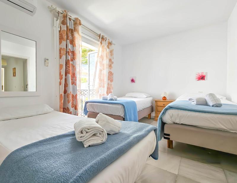 3 Bed Townhouse with roof terrace 100m to beach - image 13