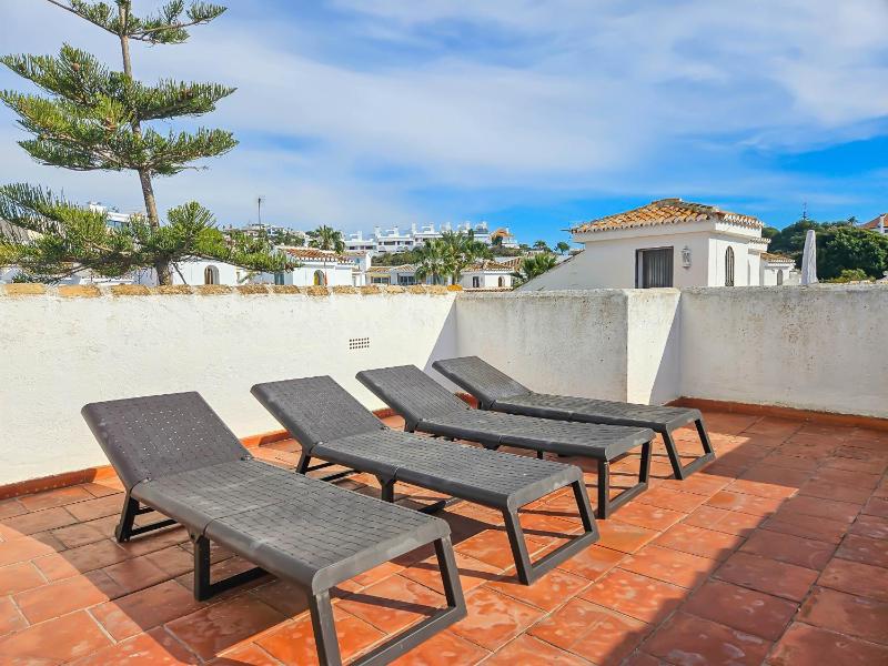 3 Bed Townhouse with roof terrace 100m to beach - image 15