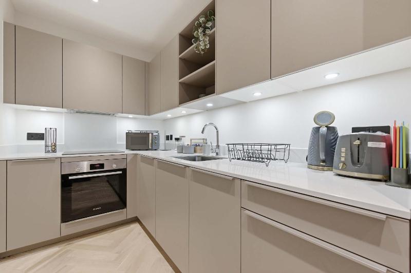 Modern 1BED Central Birmingham Apartment w Parking - image 16