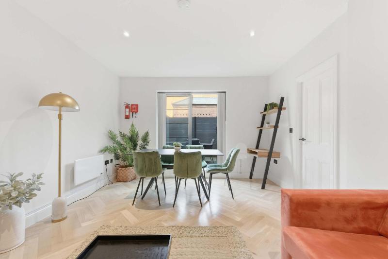 Modern 1BED Central Birmingham Apartment w Parking - image 8