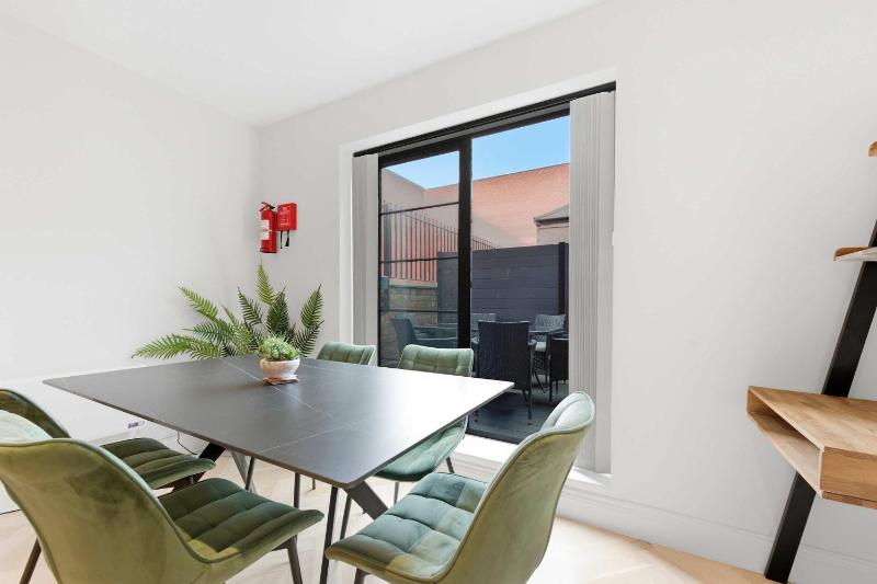 Modern 1BED Central Birmingham Apartment w Parking - image 9