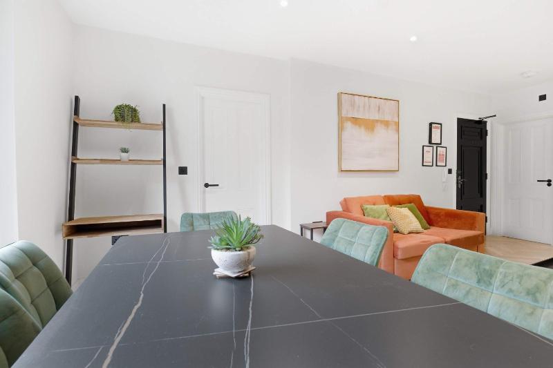 Modern 1BED Central Birmingham Apartment w Parking - image 11