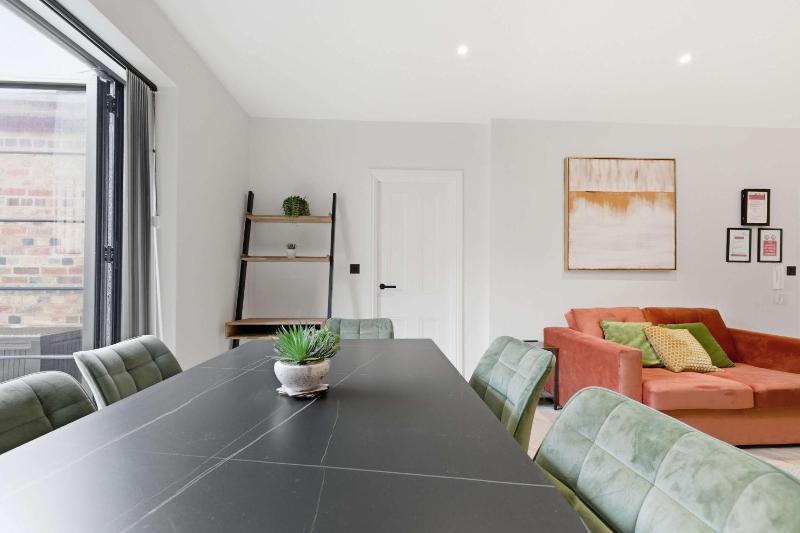 Modern 1BED Central Birmingham Apartment w Parking - image 10