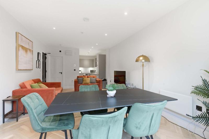 Modern 1BED Central Birmingham Apartment w Parking - image 14