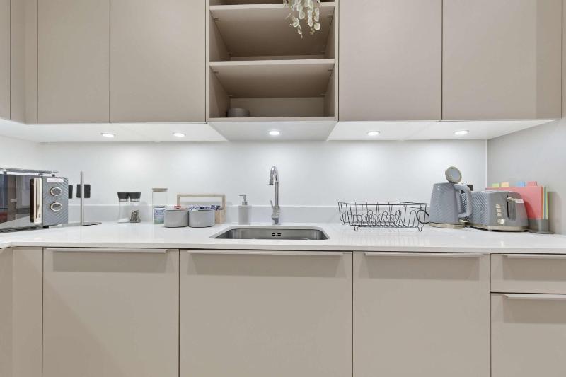 Modern 1BED Central Birmingham Apartment w Parking - image 15
