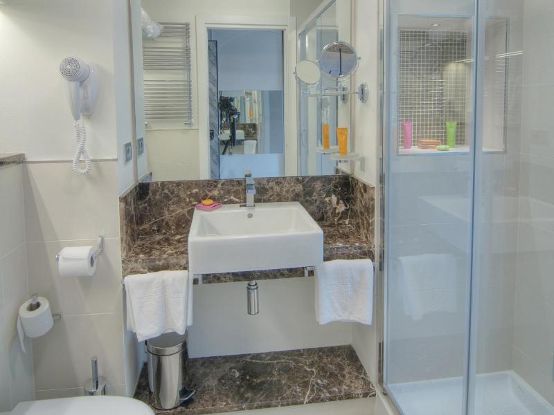 Deluxe Double Room image 4
