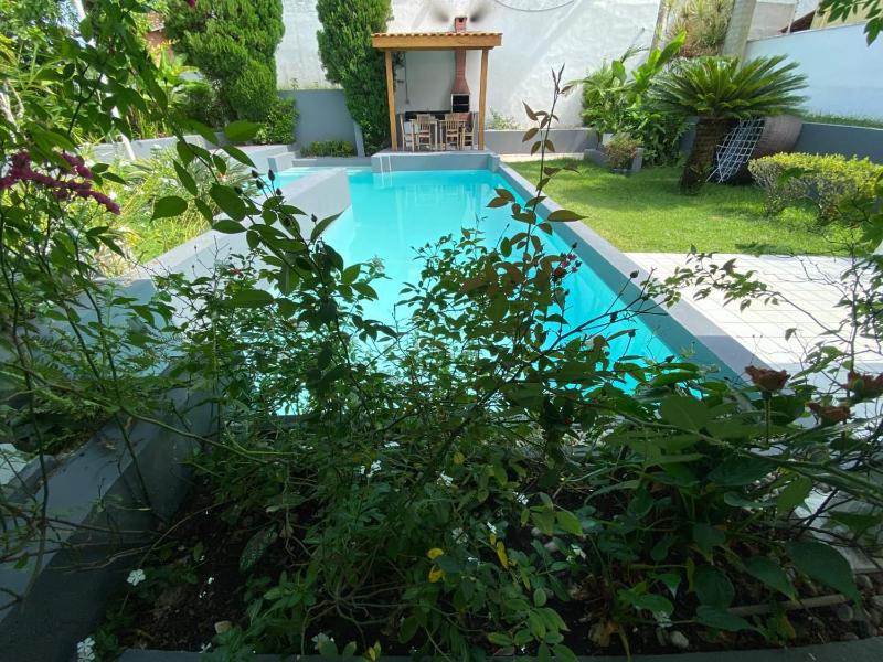 Mansão no Canto do Tortuga - Ampla Piscina e Jardim à poucos passos do Mar - image 1