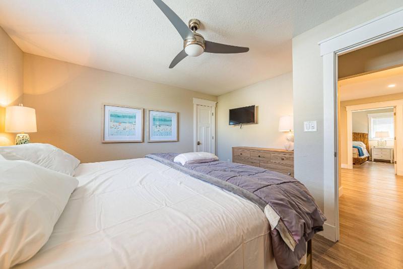 NautiGal - Village at Nags Head Luxury Oceanfront Pool Hot Tub Elevator Pets OK Putting Green - image 12
