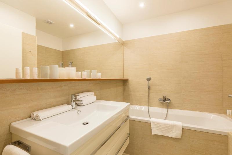 Grand Deluxe Three-Bedroom Apartment  image 4