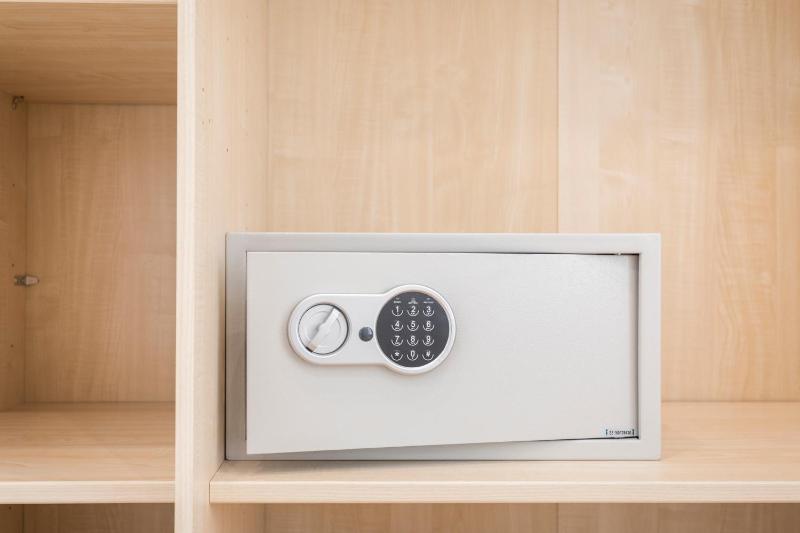 Grand Deluxe Three-Bedroom Apartment  image 2