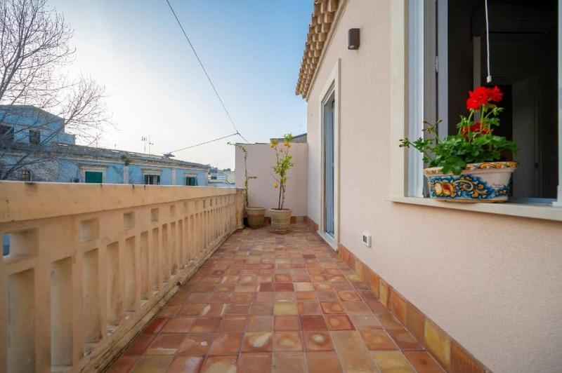 Elegant detached house in the city center - image 8