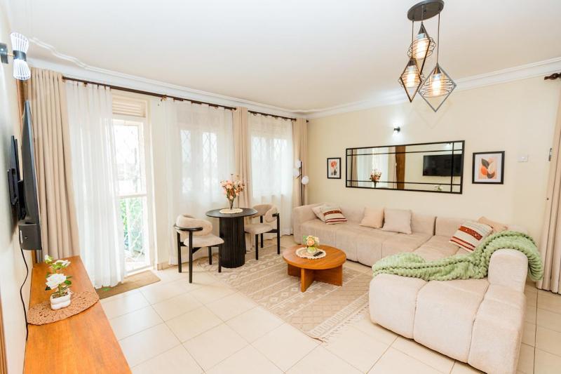 Modern Cozy 2 Bedroom Retreat with Private Balcony - image 1