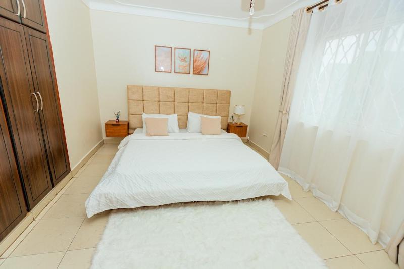Modern Cozy 2 Bedroom Retreat with Private Balcony - image 6